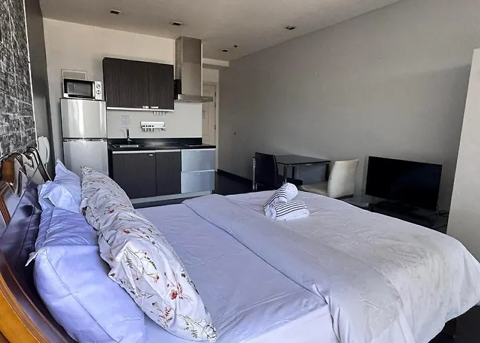The Gramercy With Skyline View *